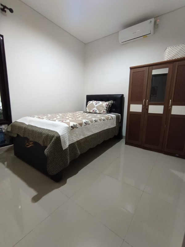 Rumah Siap Huni dengan Halaman Luas dan Lokasi Strategis dekat Bintaro Jaya