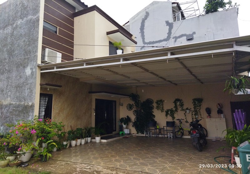 Rumah Siap Huni dengan Halaman Luas dan Lokasi Strategis dekat Bintaro Jaya