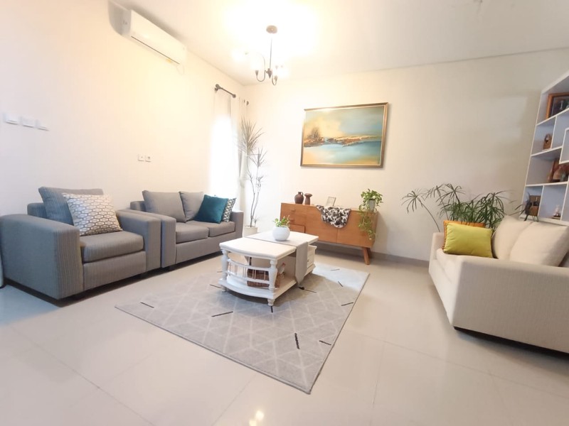 Rumah Siap Huni dengan Halaman Luas dan Lokasi Strategis dekat Bintaro Jaya