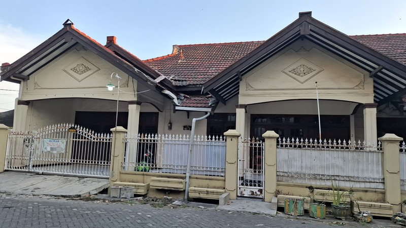 Rumah Besar di Rewwin Waru - Halaman Luas, Garasi 2 Mobil, Dekat Tol Juanda