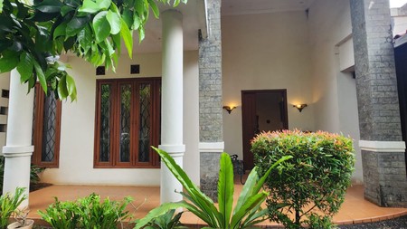 Rumah Luas & Nyaman dengan Halaman Depan Belakang di Duren Tiga