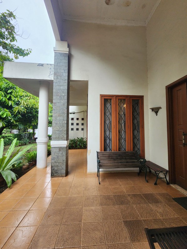 Rumah Luas & Nyaman dengan Halaman Depan Belakang di Duren Tiga