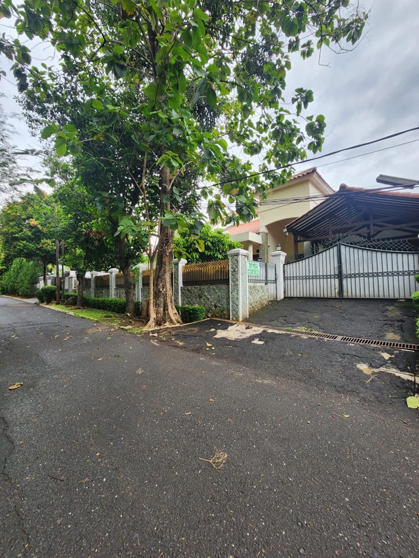 Rumah Luas & Nyaman dengan Halaman Depan Belakang di Duren Tiga