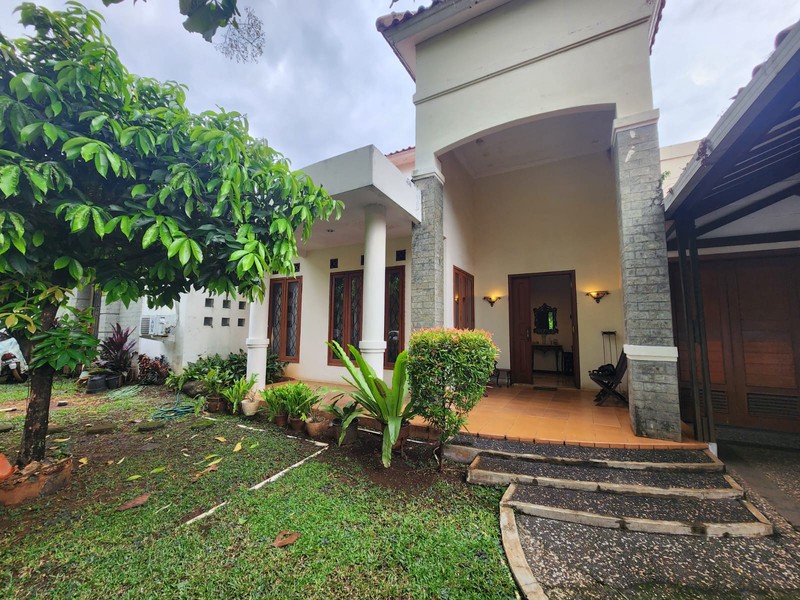 Rumah Luas & Nyaman dengan Halaman Depan Belakang di Duren Tiga