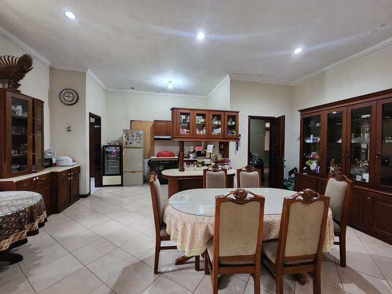 Rumah Luas & Nyaman dengan Halaman Depan Belakang di Duren Tiga