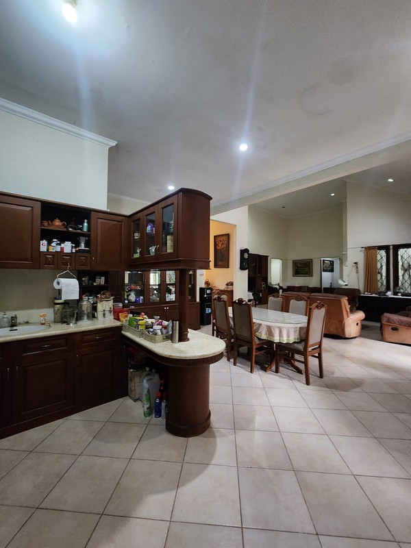 Rumah Luas & Nyaman dengan Halaman Depan Belakang di Duren Tiga