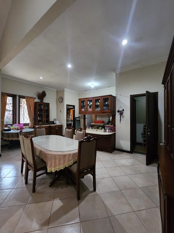 Rumah Luas & Nyaman dengan Halaman Depan Belakang di Duren Tiga