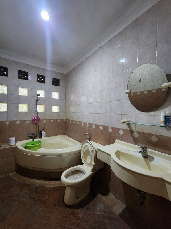 Rumah Luas & Nyaman dengan Halaman Depan Belakang di Duren Tiga