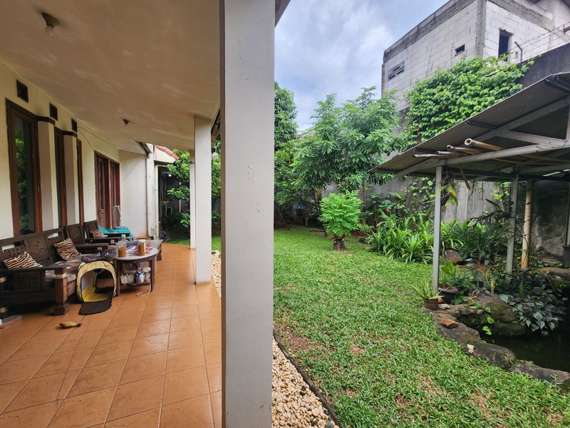 Rumah Luas & Nyaman dengan Halaman Depan Belakang di Duren Tiga