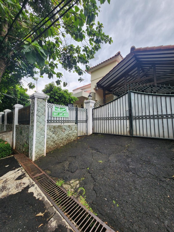 Rumah Luas & Nyaman dengan Halaman Depan Belakang di Duren Tiga