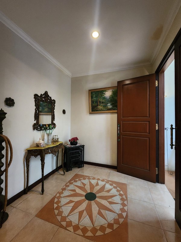 Rumah Luas & Nyaman dengan Halaman Depan Belakang di Duren Tiga