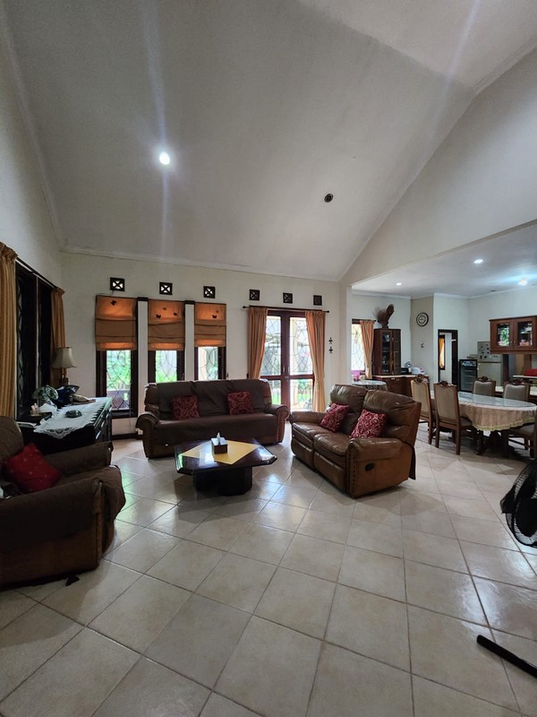 Rumah Luas & Nyaman dengan Halaman Depan Belakang di Duren Tiga