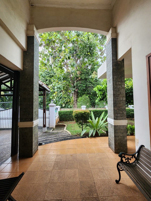 Rumah Luas & Nyaman dengan Halaman Depan Belakang di Duren Tiga