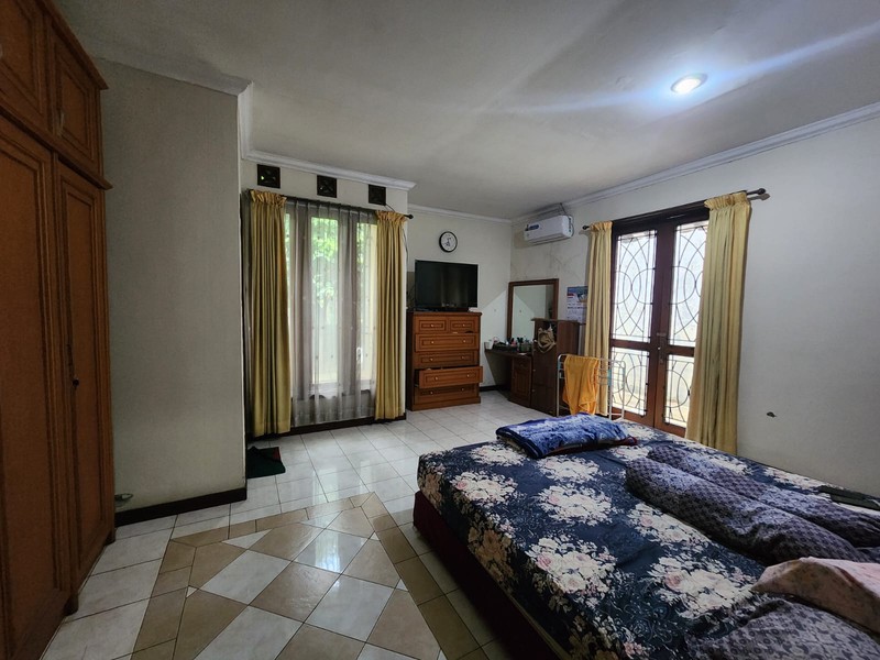 Rumah Luas & Nyaman dengan Halaman Depan Belakang di Duren Tiga