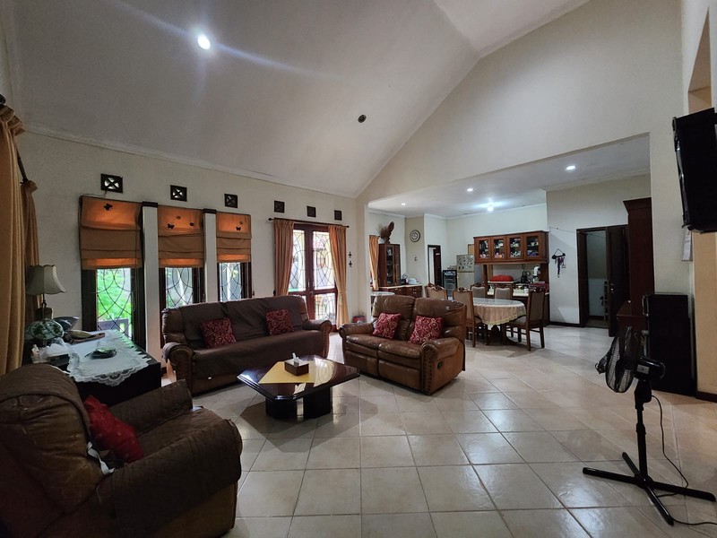 Rumah Luas & Nyaman dengan Halaman Depan Belakang di Duren Tiga