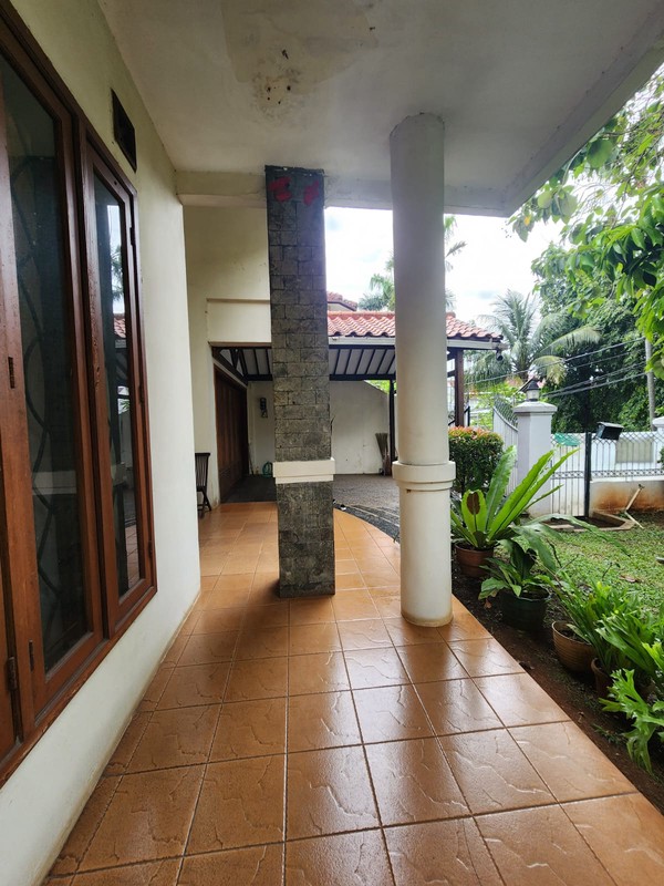 Rumah Luas & Nyaman dengan Halaman Depan Belakang di Duren Tiga