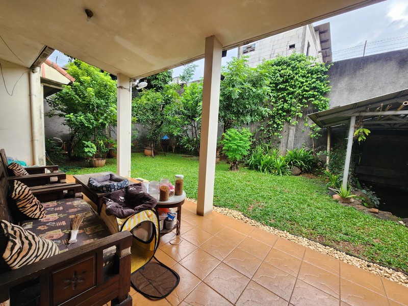 Rumah Luas & Nyaman dengan Halaman Depan Belakang di Duren Tiga