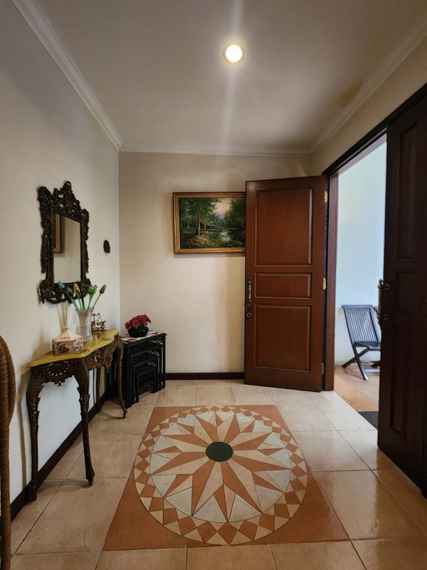 Rumah Luas & Nyaman dengan Halaman Depan Belakang di Duren Tiga