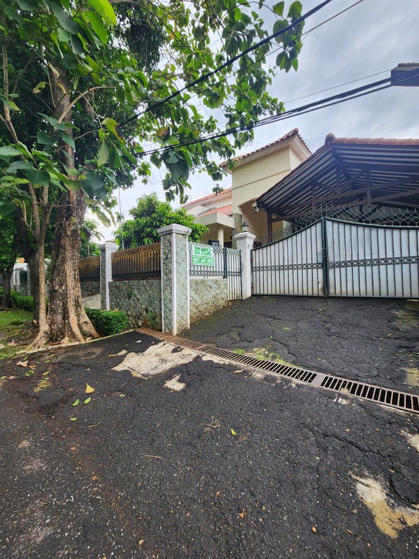 Rumah Luas & Nyaman dengan Halaman Depan Belakang di Duren Tiga