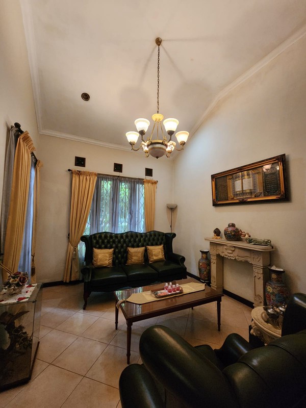 Rumah Luas & Nyaman dengan Halaman Depan Belakang di Duren Tiga