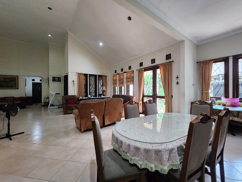 Rumah Luas & Nyaman dengan Halaman Depan Belakang di Duren Tiga