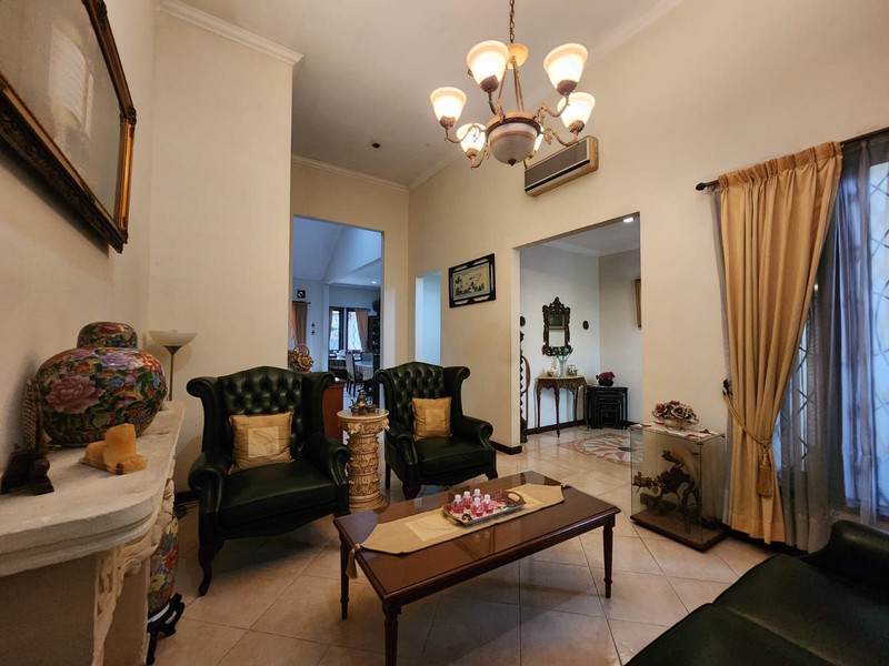 Rumah Luas & Nyaman dengan Halaman Depan Belakang di Duren Tiga