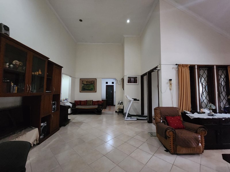 Rumah Luas & Nyaman dengan Halaman Depan Belakang di Duren Tiga