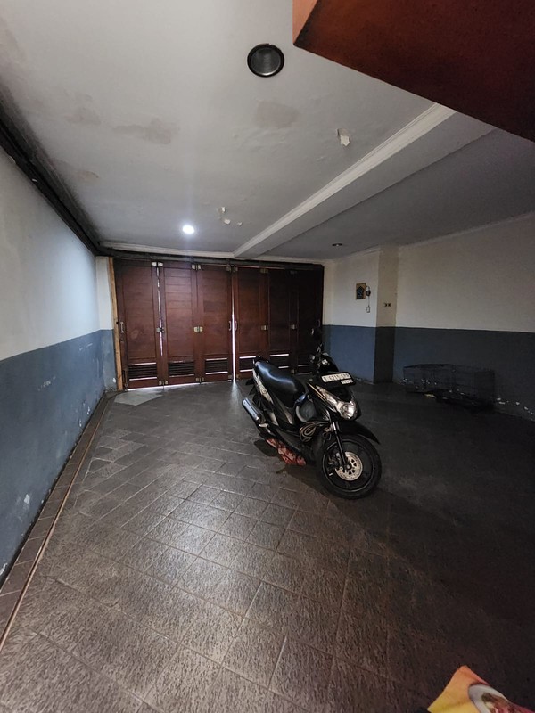 Rumah Luas & Nyaman dengan Halaman Depan Belakang di Duren Tiga