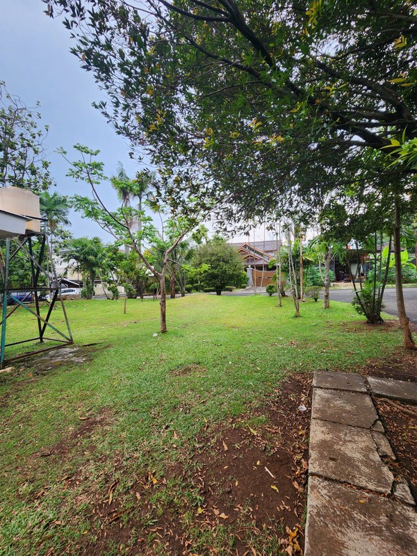 Rumah Luas & Nyaman dengan Halaman Depan Belakang di Duren Tiga