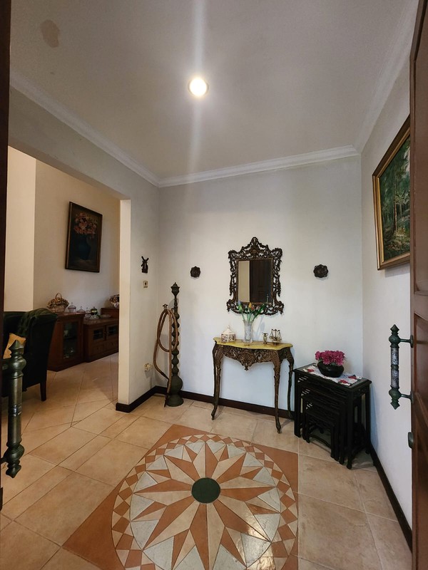 Rumah Luas & Nyaman dengan Halaman Depan Belakang di Duren Tiga