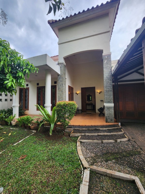 Rumah Luas & Nyaman dengan Halaman Depan Belakang di Duren Tiga