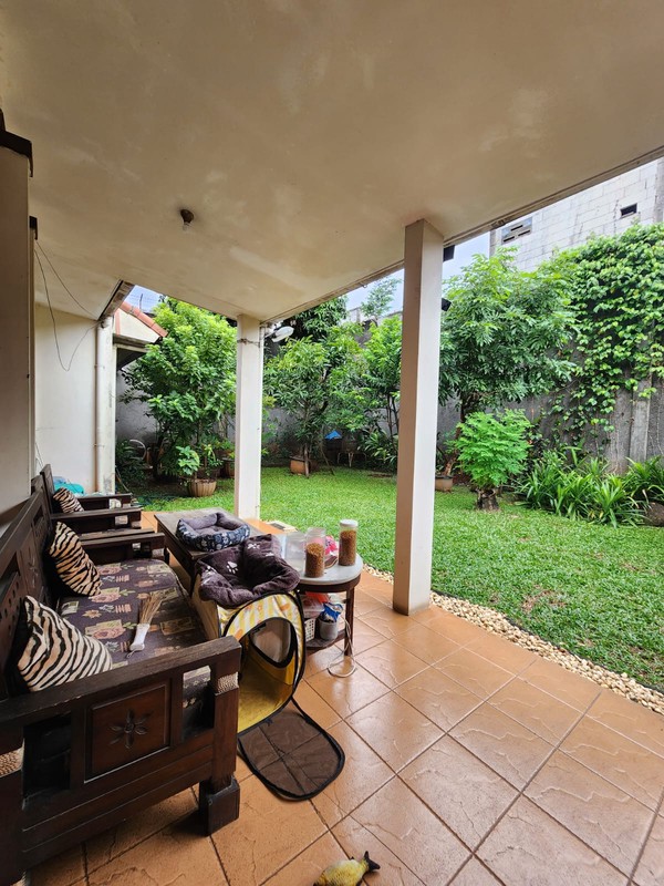 Rumah Luas & Nyaman dengan Halaman Depan Belakang di Duren Tiga