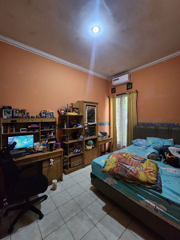 Rumah Luas & Nyaman dengan Halaman Depan Belakang di Duren Tiga