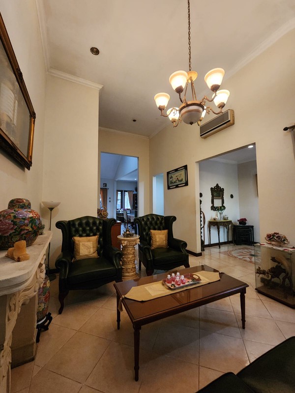 Rumah Luas & Nyaman dengan Halaman Depan Belakang di Duren Tiga