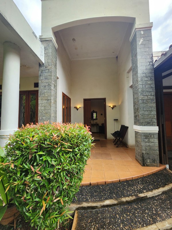 Rumah Luas & Nyaman dengan Halaman Depan Belakang di Duren Tiga