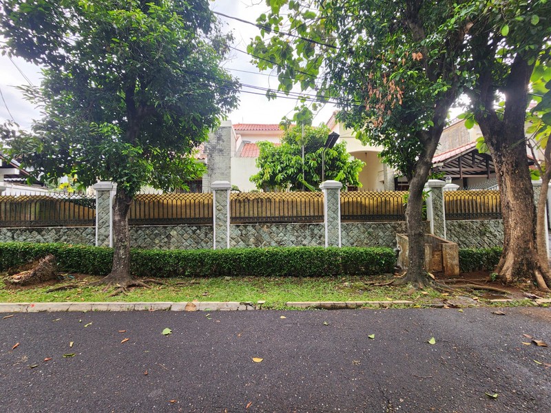 Rumah Luas & Nyaman dengan Halaman Depan Belakang di Duren Tiga