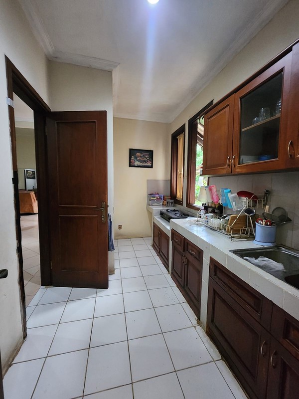 Rumah Luas & Nyaman dengan Halaman Depan Belakang di Duren Tiga