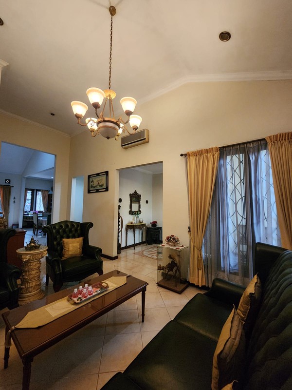 Rumah Luas & Nyaman dengan Halaman Depan Belakang di Duren Tiga