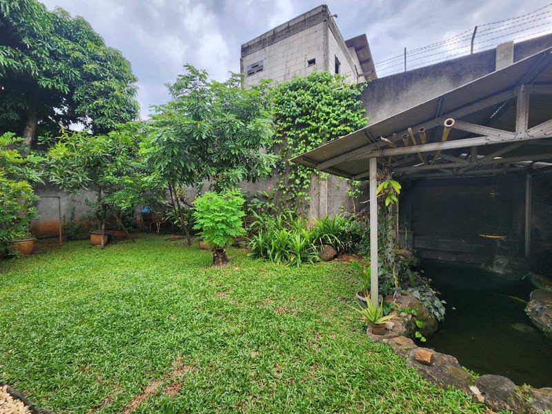 Rumah Luas & Nyaman dengan Halaman Depan Belakang di Duren Tiga