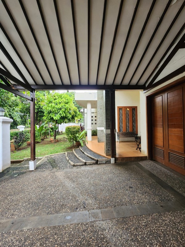 Rumah Luas & Nyaman dengan Halaman Depan Belakang di Duren Tiga