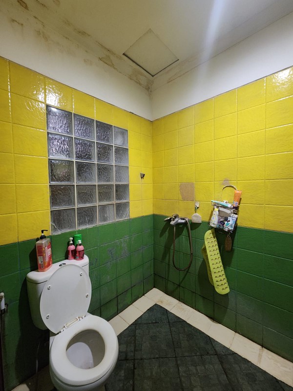 Rumah Luas & Nyaman dengan Halaman Depan Belakang di Duren Tiga