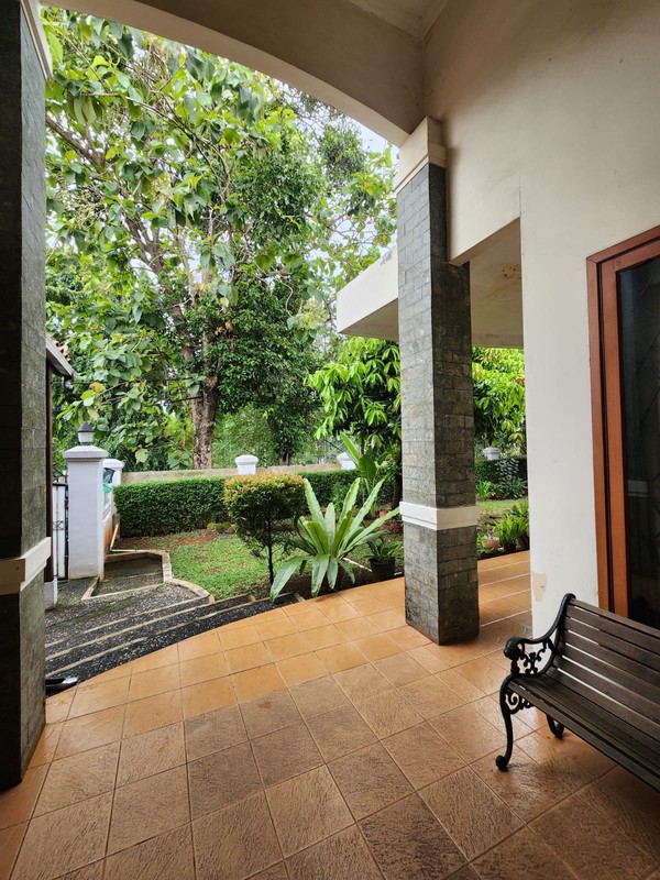 Rumah Luas & Nyaman dengan Halaman Depan Belakang di Duren Tiga