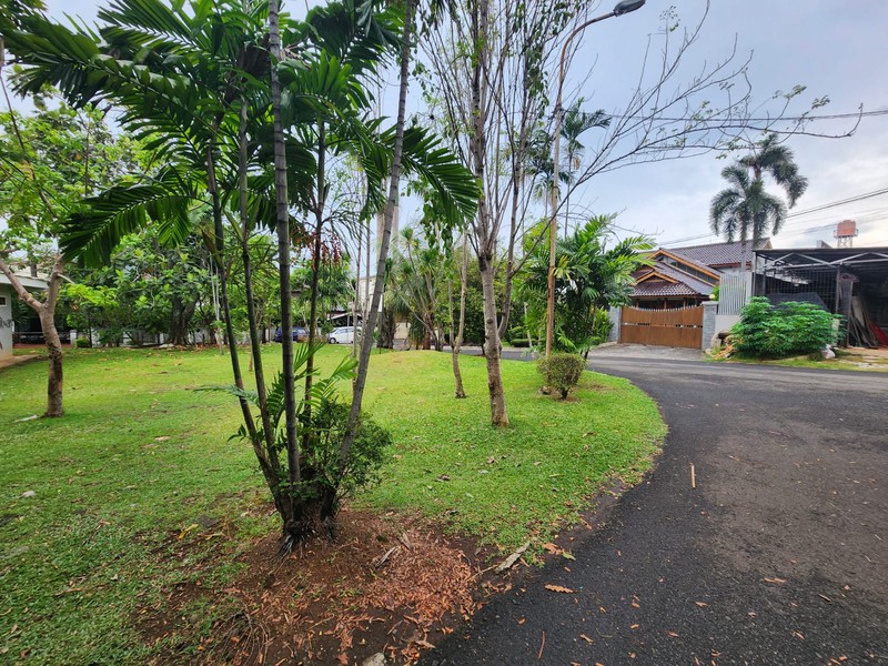 Rumah Luas & Nyaman dengan Halaman Depan Belakang di Duren Tiga