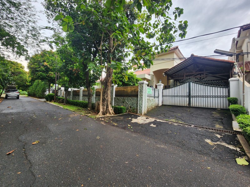 Rumah Luas & Nyaman dengan Halaman Depan Belakang di Duren Tiga
