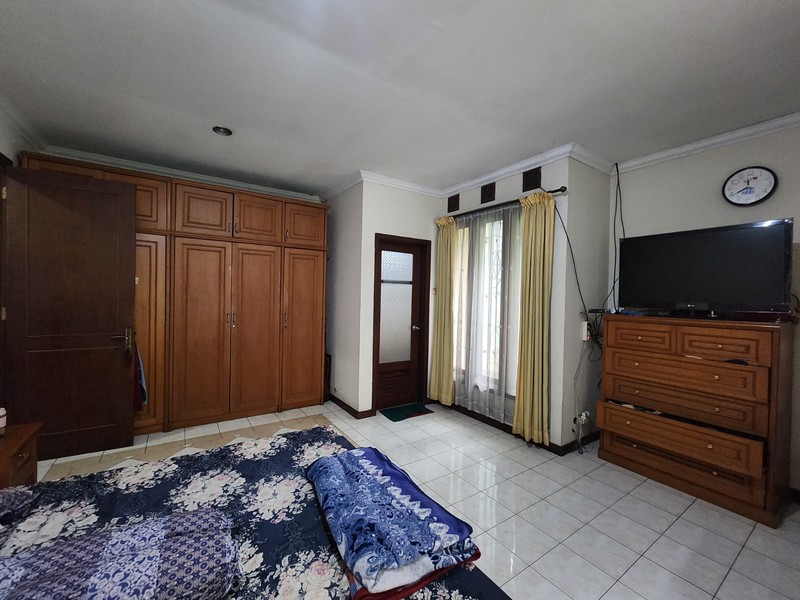 Rumah Luas & Nyaman dengan Halaman Depan Belakang di Duren Tiga