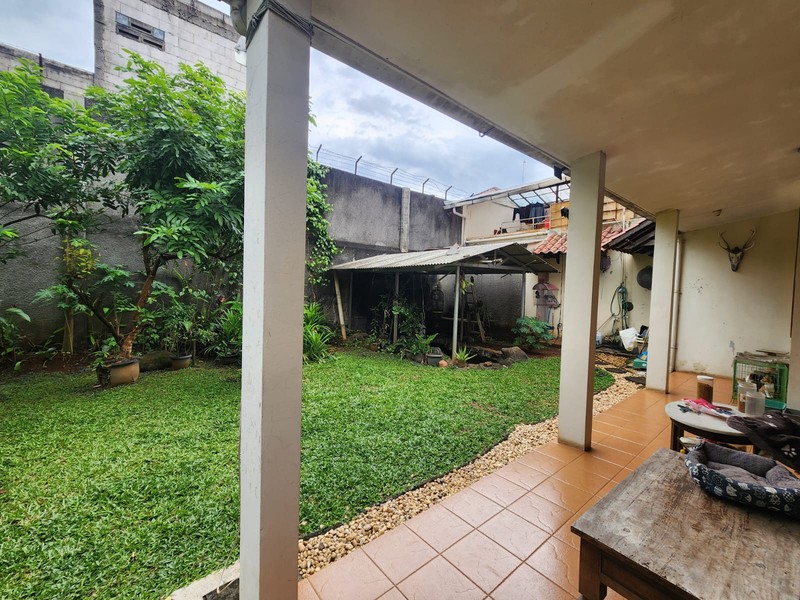 Rumah Luas & Nyaman dengan Halaman Depan Belakang di Duren Tiga