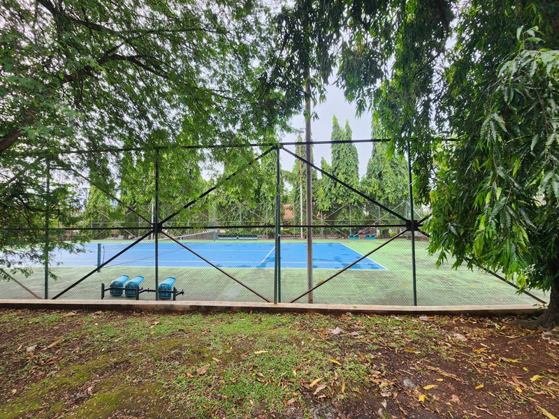 Rumah Luas & Nyaman dengan Halaman Depan Belakang di Duren Tiga