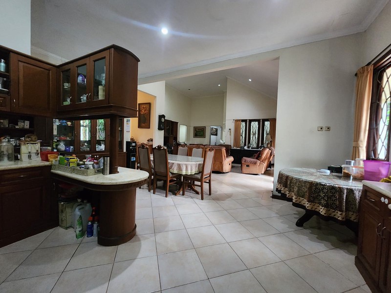 Rumah Luas & Nyaman dengan Halaman Depan Belakang di Duren Tiga