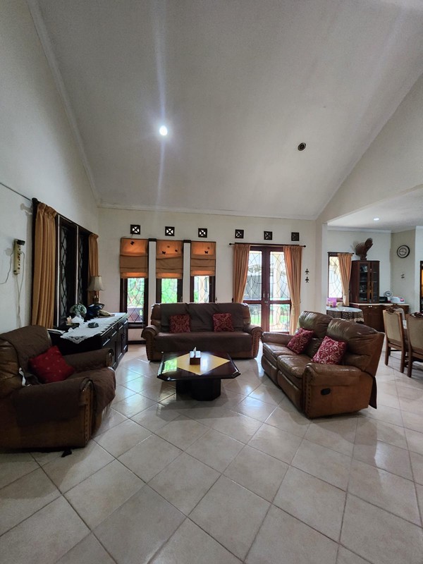 Rumah Luas & Nyaman dengan Halaman Depan Belakang di Duren Tiga