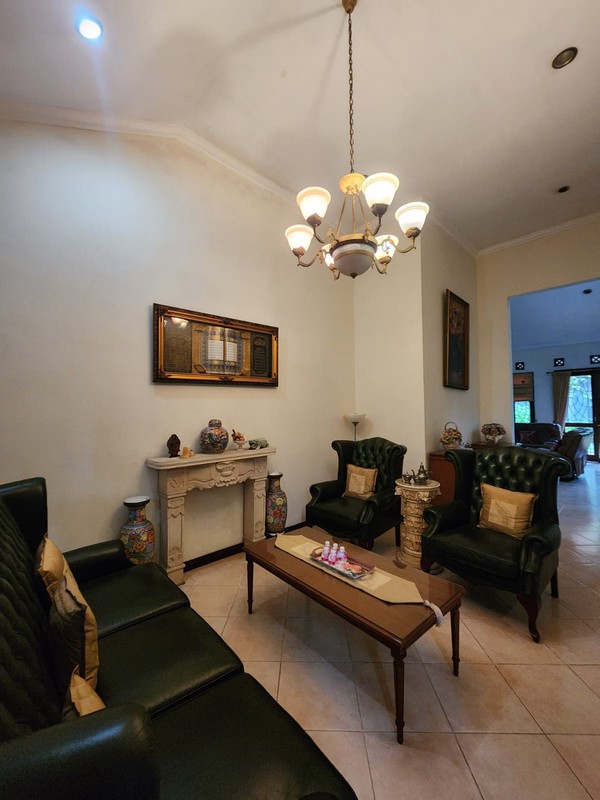 Rumah Luas & Nyaman dengan Halaman Depan Belakang di Duren Tiga